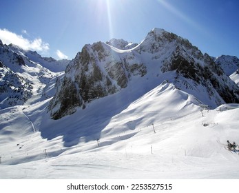 
				Snowy mountain in the Pyrénées