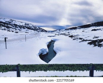 Snowy Mountains Jindabyne Perisher Thredbo  Snow Board Snow Ski Island Bend Kosciusko Park