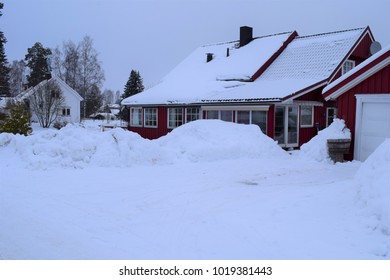 Snowy Red House And Driveway Exterior Facade Estate - Norway Norwegian