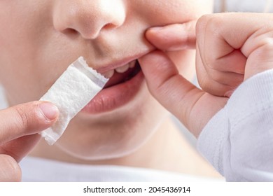 snus. tobacco in bags. a female child uses nicotine. close-up