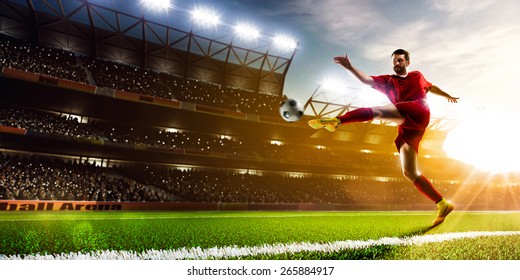 Fußballspieler in Aktion auf Nachtstadion-Hintergrund-Panorama