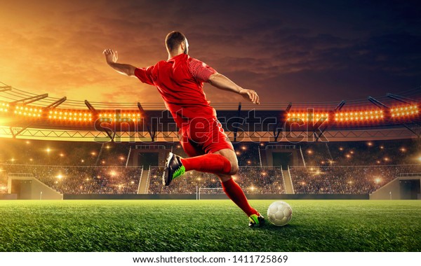 サッカー選手がボールを蹴る アクション スポーツのイベント 夜間サッカー場 の写真素材 今すぐ編集