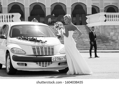 Sochi, Krasnodar Region, Russia, 08.18.2017. Photo Gallery Of A Couple In Love With A Car, Near The Sochi Casino