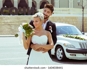 Sochi, Krasnodar Region, Russia, 08.18.2017. Photo Gallery Of A Couple In Love With A Car, Near The Sochi Casino