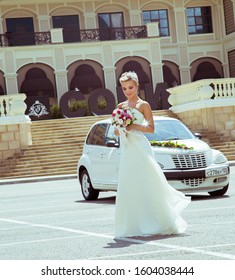 Sochi, Krasnodar Region, Russia, 08.18.2017. Photo Gallery Of A Couple In Love With A Car, Near The Sochi Casino