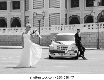 Sochi, Krasnodar Region, Russia, 08.18.2017. Photo Gallery Of A Couple In Love With A Car, Near The Sochi Casino