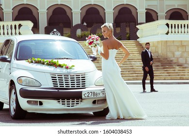 Sochi, Krasnodar Region, Russia, 08.18.2017. Photo Gallery Of A Couple In Love With A Car, Near The Sochi Casino