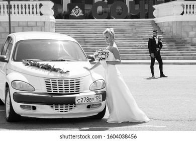 Sochi, Krasnodar Region, Russia, 08.18.2017. Photo Gallery Of A Couple In Love With A Car, Near The Sochi Casino