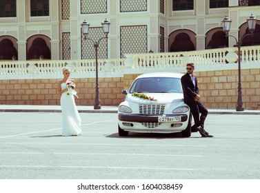 Sochi, Krasnodar Region, Russia, 08.18.2017. Photo Gallery Of A Couple In Love With A Car, Near The Sochi Casino