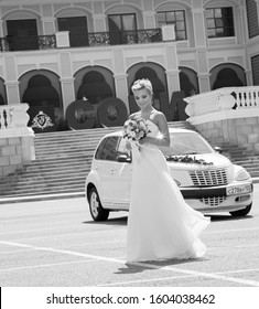 Sochi, Krasnodar Region, Russia, 08.18.2017. Photo Gallery Of A Couple In Love With A Car, Near The Sochi Casino