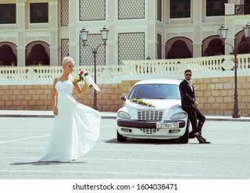 Sochi, Krasnodar Region, Russia, 08.18.2017. Photo Gallery Of A Couple In Love With A Car, Near The Sochi Casino