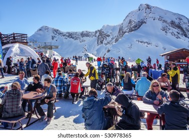 Sochi, Russia - February 13, 2014: Snowy Ski Slopes In Sochi Mountain Ski Resorts Can Be Hosting Ski And Snowboard Riders For 6 Months A Year. People Are Having Meals In An Openair Cafe