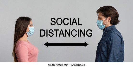 Distancia social entre pareja enamorada con máscaras protectoras. Doble exposición con inscripción y flecha