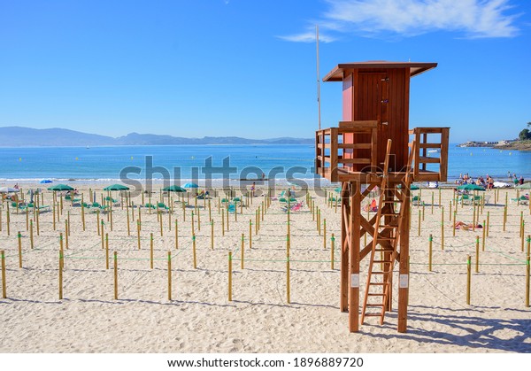 social\
distancing of people on the beach and guard\
post