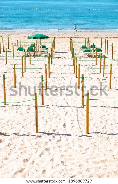 social distancing of\
people on the beach