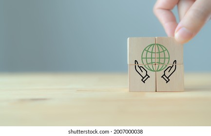 Social Responsibility Core Value Concept With Hand And Globe Icon On Cubes. CSR , Eco Green Sustainable Living, Zero Waste, Plastic Free, Earth Day, World Environment Day, Responsible Consumption.