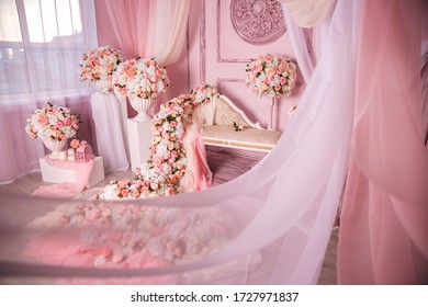 Sofa Couch und viele Blumen reichlich pink und weiß sanft. Rosen und Pioniere