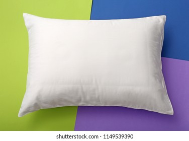 Soft-Bett-Kissen auf Farbhintergrund, Draufsicht