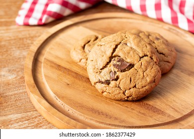 Soft And Chewy Chocolate Chip Cookies On A Wooden Table. Closeup Chocolate Chip Cookie Topping With Chocolate Chunk On The Wooden Plate. Homemade Baked Chocolate Chip Soft Cookies.