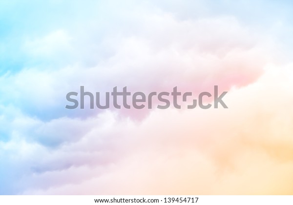 柔和的雲背景與柔和的橙色到藍色漸層 庫存照片 立刻編輯