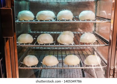 Soft Focus Chinese Pork Bun Or Steamed Dumpling In Steam Cabinet Warming For Sale Ready To Eat In Mini Mart , Chinese Food