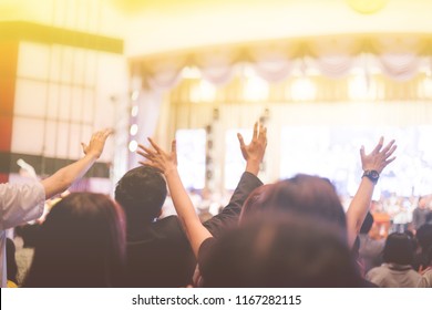 Weiche christliche Kultstätte mit erhöhter Hand, Musikkonzert