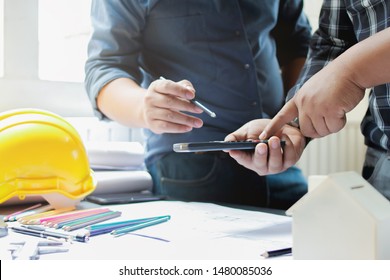 Soft Focus,Engineers And Architects Are Talking And Giving Advice On Cost Calculation And Construction Materials Required.
Concept Of Consultation Between Engineers And Architects For Perfection