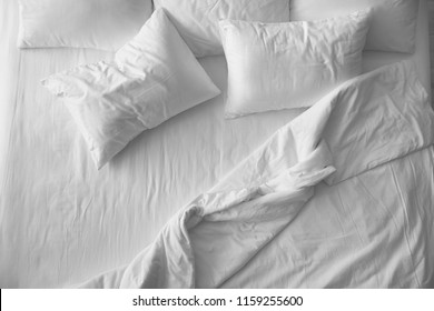Мягкие подушки на удобной кровати, вид сверху