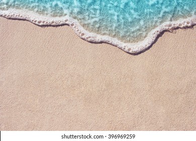 Мягкая волна голубого океана на песчаном пляже. Справочная информация.