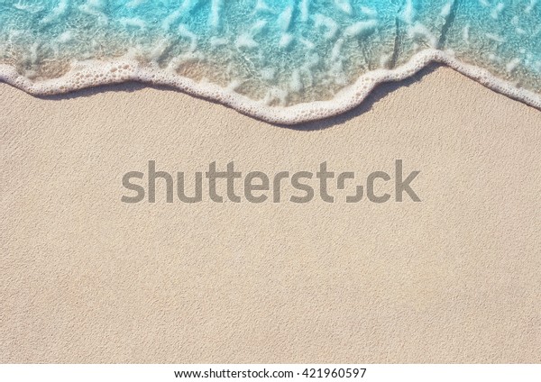 砂浜の青い海の柔らかい波 背景 限定フォーカス の写真素材 今すぐ編集