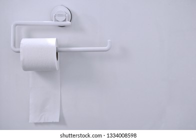 Soft White Tissue Roll On Long Plastic Hanger, Hygeine Paper For Bathroom