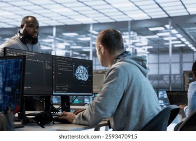 Desarrolladores de software que utilizan aplicaciones de aprendizaje automático para optimizar las operaciones de la granja de servidores. Equipo de especialistas de TI que utilizan PC para implementar la virtualización de servidores en centros de datos