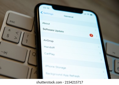 Software Update Apple IPhone Settings Page Open On A Smartphone Screen Top Of Keyboard. Available New Update Apple IOS Firmware To Get In The Web.
10.16.2019 Kyiv, Ukraine