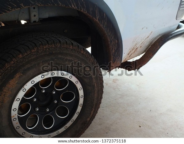 Soil debris that\
tracks wheels and mudguards In driving in the rainy season Should\
be protected and cleaned