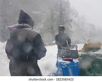 Solang Valley, Himachal Pradesh, India - February 6, 2019: A Tourist Buying Food From A Street Vendor At Solang Valley, One Of Main Tourist Attraction During Winter Season In India