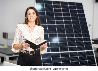 Solarenergieverbraucher, der in der Nähe eines Solarpaneels steht