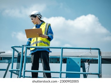 Solar engineers visually examine panel arrays on farm sites using blueprints and drawings to ensure that the alignment, surface, sunlight access, and structural stability meet standard requirements.