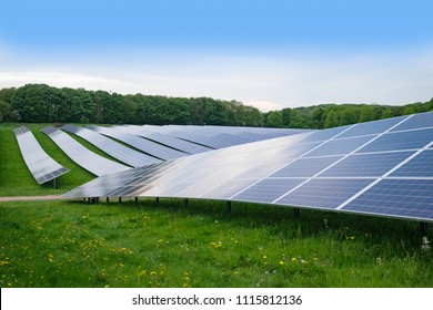 Solar Farm In UK, Photovoltaic Panels In Green Field. Solar Energy Is Part Of The Net Zero Emissions Target For The UK