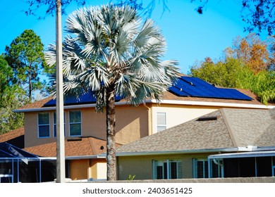 Solar panel on a house roof in他和USA; Green energy from sun