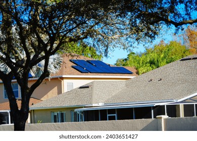 Solar panel on a house roof in他和USA; Green energy from sun