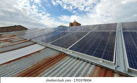 
Sonnenkollektoren auf rostfreiem Blechdach