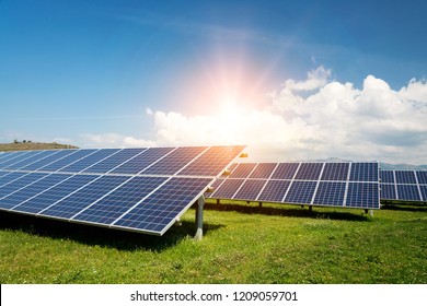 Solarpaneele, Fotovoltaik, alternative Energiequellen - Konzept der nachhaltigen Ressourcen