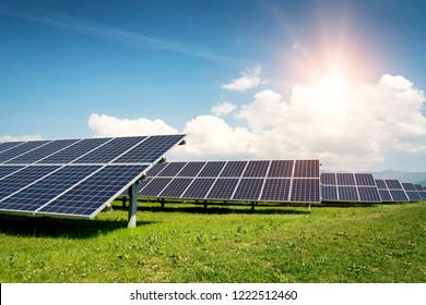 Solarpaneele, Fotovoltaik, alternative Energiequelle - Konzept der nachhaltigen Ressourcen
