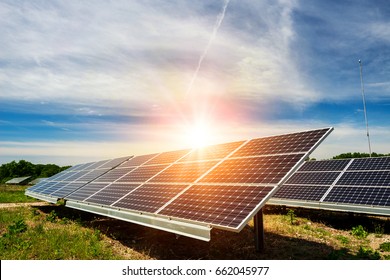 Solarpaneele, Fotovoltaik, alternative Energiequelle - Konzept der nachhaltigen Ressourcen