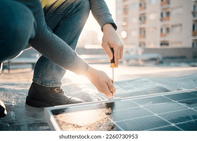 Panel solar, destornillador y mano de obra con herramientas para energía renovable y electricidad. La innovación sostenible, el trabajo en tejados y la ingeniería emplean la instalación de productos ecológicos y sostenibles
