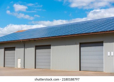 Solarpaneele auf dem Dach eines Industriegebäudes