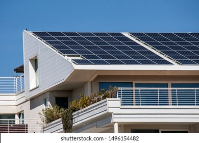 Sonnenkollektoren auf dem Dach eines modernen Gebäudes - Fotografie