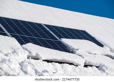 Sonnenkollektoren unter Schnee im Winter.