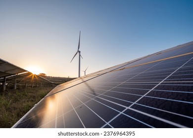 Paneles solares y equipo de generación de energía eólica