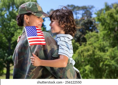 Soldat hat sich an einem sonnigen Tag mit ihrem Sohn wiedervereinigt